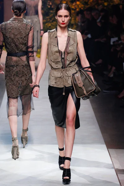 Look 16